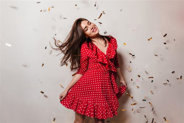 Browgel findes både i pulver- og pomadeform