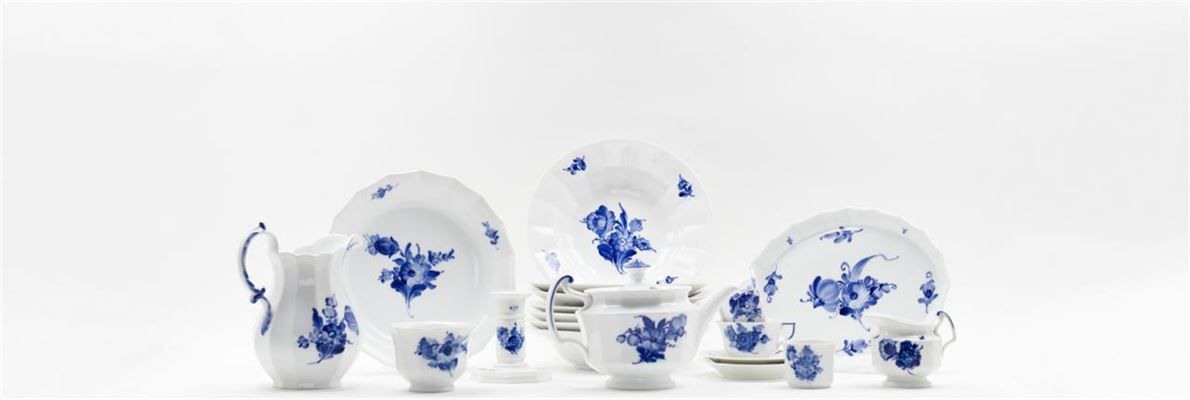 Dæk op med blå blomst kantet