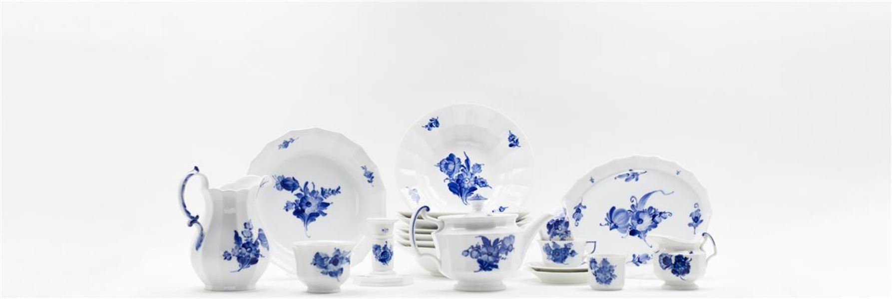 Dæk op med blå blomst kantet